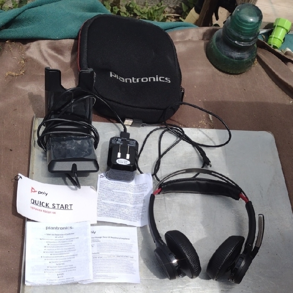 Plantronics Voyager Focus UC Black Headset with Accessories NEW